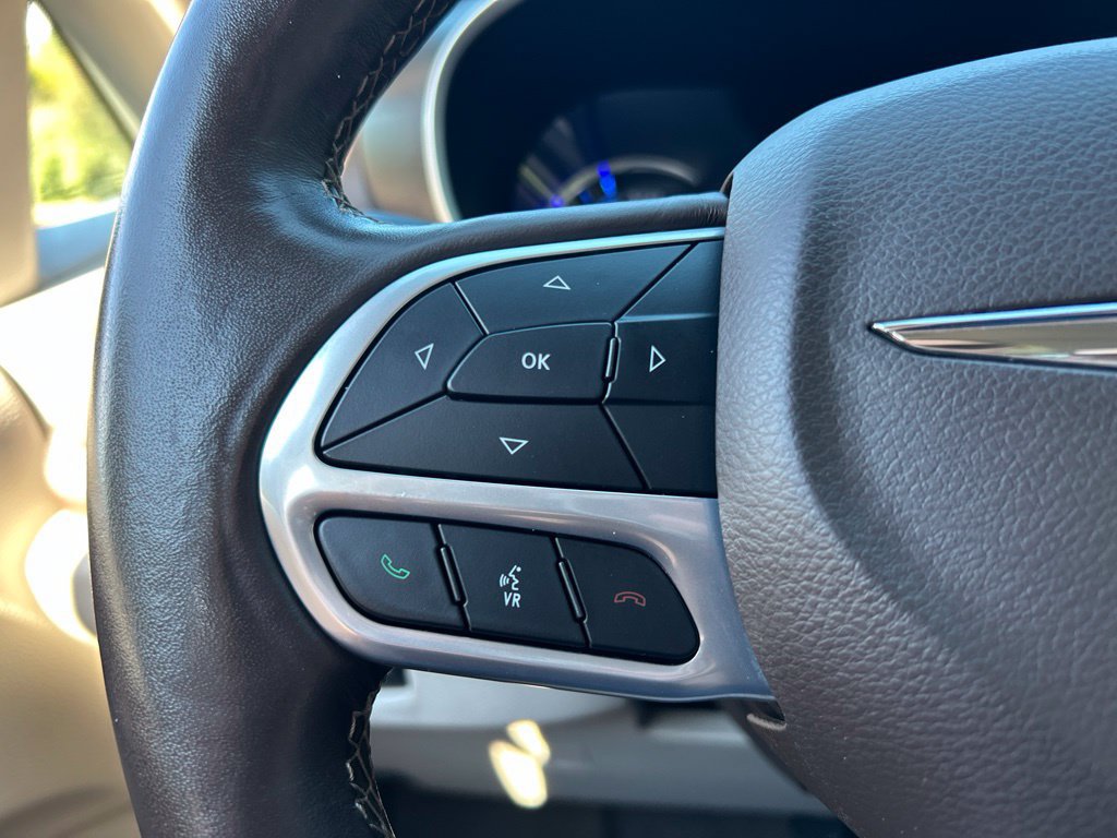 Used 2021 Chrysler Pacifica Touring-L w/ Uconnect Theater Family Group FWD image 27