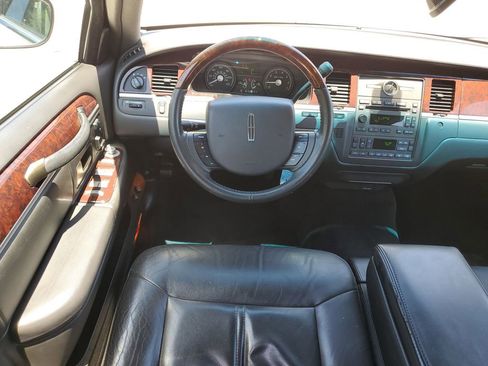 Used 2010 Lincoln Town Car Signature Limited RWD image 14