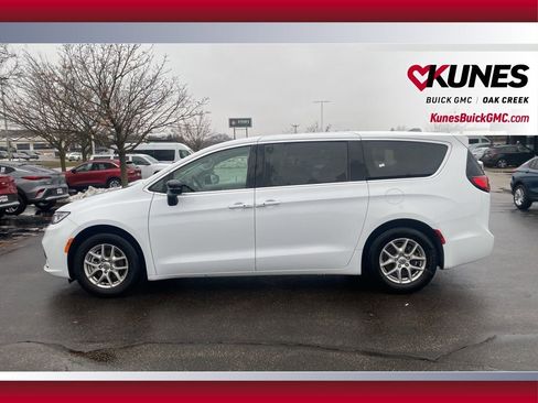 Used 2024 Chrysler Pacifica Touring-L image 7