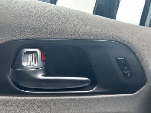 Used 2024 Chrysler Pacifica Touring-L image 18