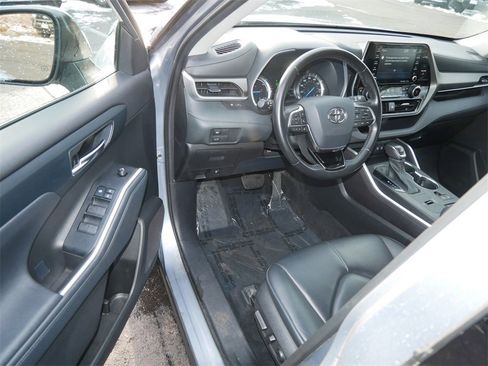 Certified 2021 Toyota Highlander XLE image 10
