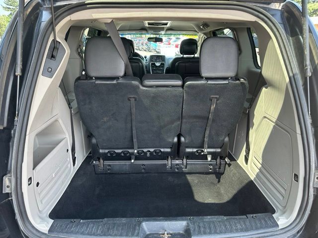Used 2016 Chrysler Town & Country Touring FWD image 17