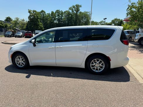 Used 2022 Chrysler Voyager LX FWD image 4