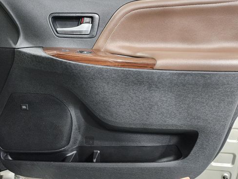 Used 2015 Toyota Sienna Limited Premium image 25