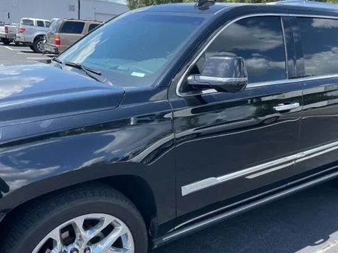 Used 2017 Cadillac Escalade ESV Platinum AWD/4WD image 2