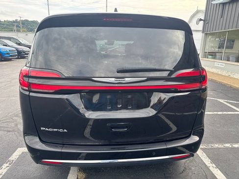 Used 2024 Chrysler Pacifica Touring-L FWD image 7