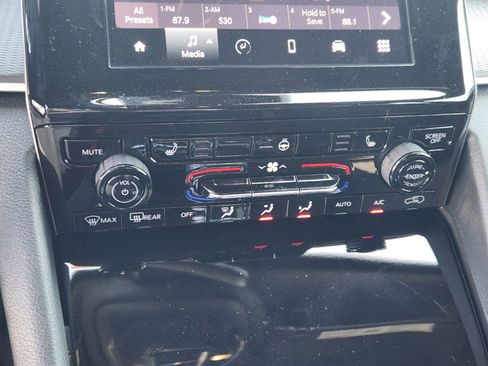 New 2025 Jeep Grand Cherokee L Laredo image 17