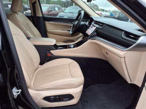 Used 2022 Jeep Grand Cherokee Limited w/ Luxury Tech Group II image 18