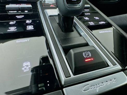 Used 2022 Porsche Cayenne image 22
