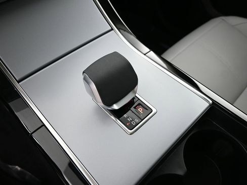 Used 2025 Land Rover Range Rover Velar S image 18