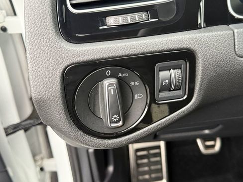 Used 2019 Volkswagen Golf R 4-Door image 20