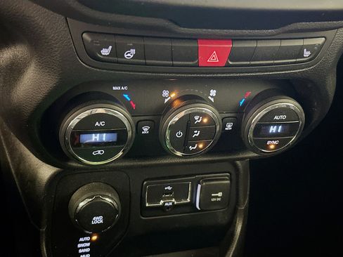 Used 2017 Jeep Renegade Latitude AWD/4WD image 24