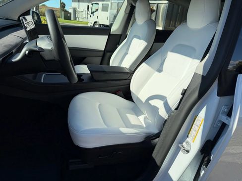 Used 2022 Tesla Model Y Long Range image 8