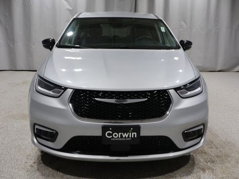 Certified 2024 Chrysler Pacifica Touring-L image 10