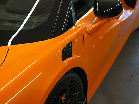 Used 2025 McLaren Artura RWD image 1