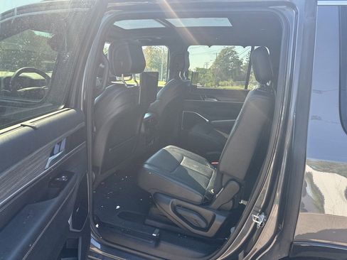 Used 2024 Jeep Wagoneer Series III w/ Premium Group I image 15