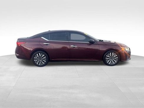 Used 2024 Nissan Altima 2.5 SV image 9