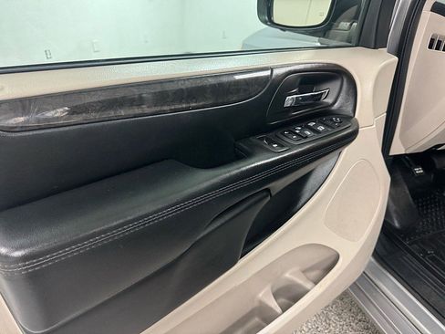 Used 2017 Dodge Grand Caravan SXT w/ Quick Order Package 29G SXT image 9