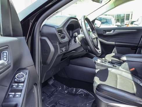 Used 2025 Ford Escape SE FWD image 2