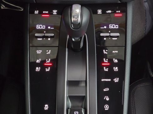 Certified 2026 Porsche Macan AWD/4WD image 19