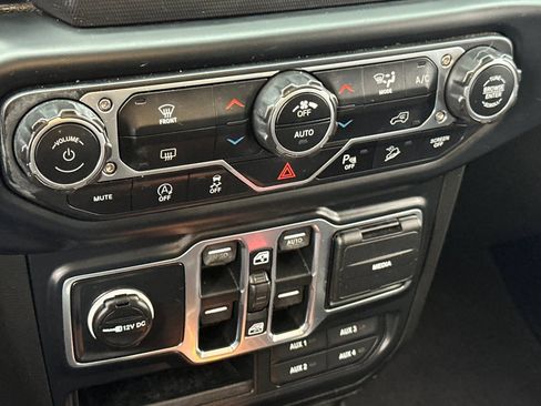 Used 2019 Jeep Wrangler Unlimited Sahara w/ Safety Group image 27