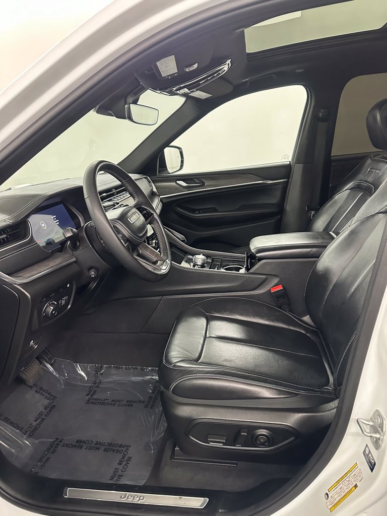 Used 2023 Jeep Grand Cherokee Overland AWD/4WD image 10