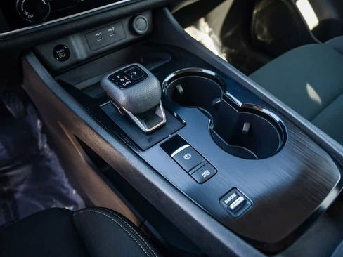 Used 2024 Nissan Rogue S image 19