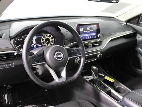 Used 2025 Nissan Altima 2.5 SV FWD image 12