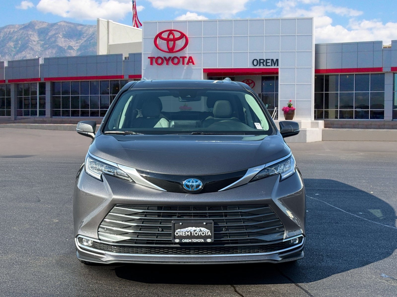Used 2023 Toyota Sienna Limited FWD image 2