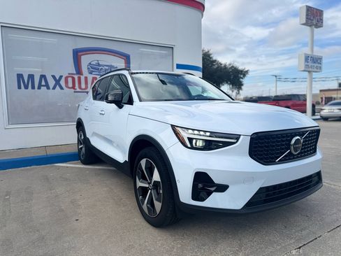 Used 2024 Volvo XC40 B5 Plus w/ Protection Package Premier image 15