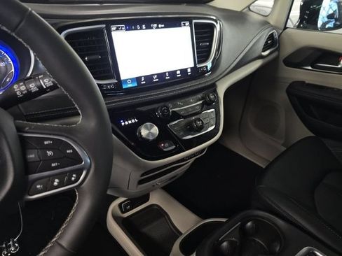 Used 2024 Chrysler Pacifica Touring-L FWD image 9