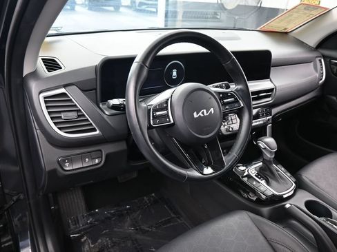 Used 2024 Kia Seltos EX FWD image 11