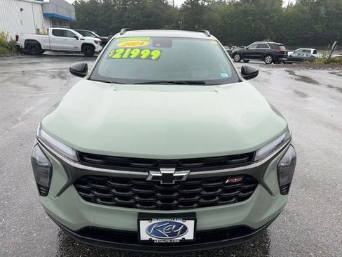 Used 2024 Chevrolet Trax RS w/ Sunroof Package FWD image 2