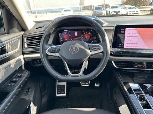 Certified 2024 Volkswagen Atlas Peak Edition SE AWD/4WD image 17