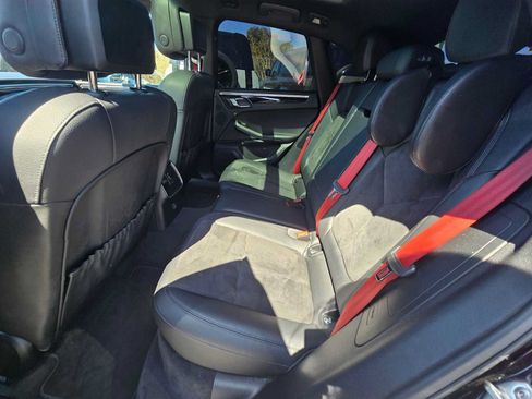 Used 2019 Porsche Macan AWD/4WD image 17