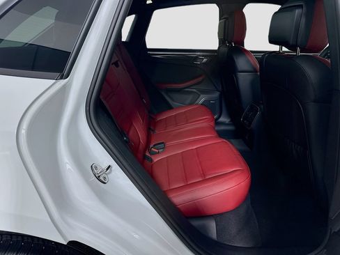 Certified 2025 Porsche Macan AWD/4WD image 29