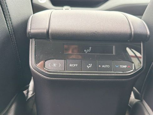 Used 2022 Toyota Highlander XLE AWD/4WD image 28