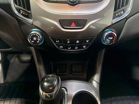 Used 2017 Chevrolet Cruze LT FWD image 18
