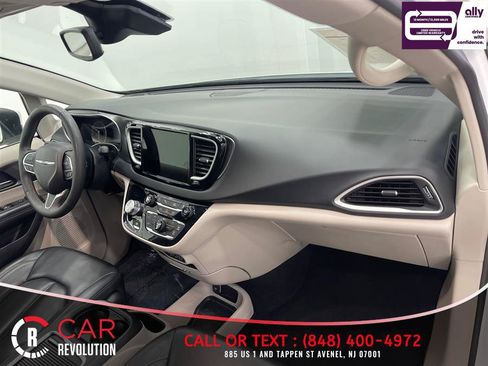 Used 2023 Chrysler Pacifica Touring-L FWD image 52
