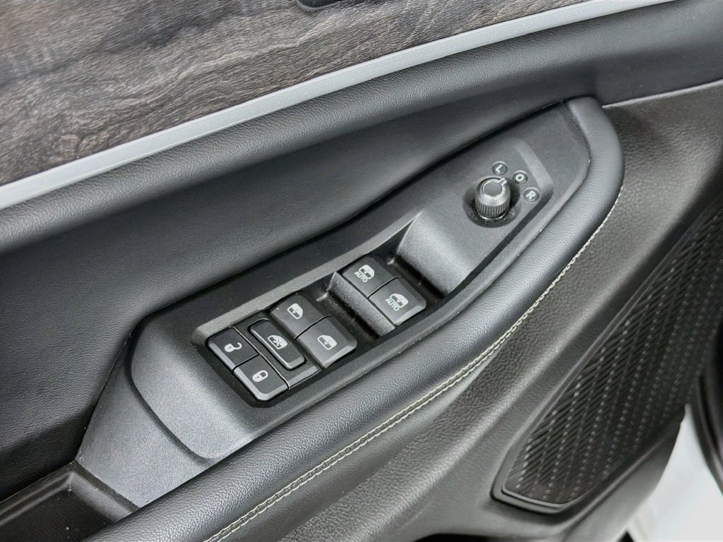 Used 2023 Jeep Grand Cherokee L Limited AWD/4WD image 18