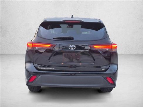 Certified 2024 Toyota Highlander LE FWD image 6