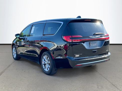 Used 2025 Chrysler Pacifica Select AWD/4WD image 3