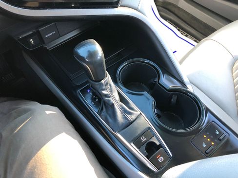 Used 2020 Toyota Camry SE image 18