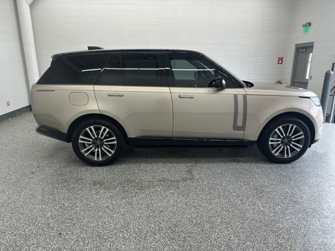 Used 2025 Land Rover Range Rover SE AWD/4WD image 8