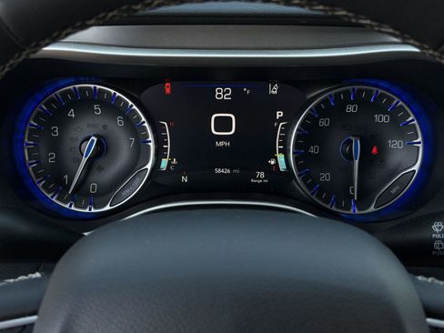 Used 2025 Chrysler Pacifica Select image 10