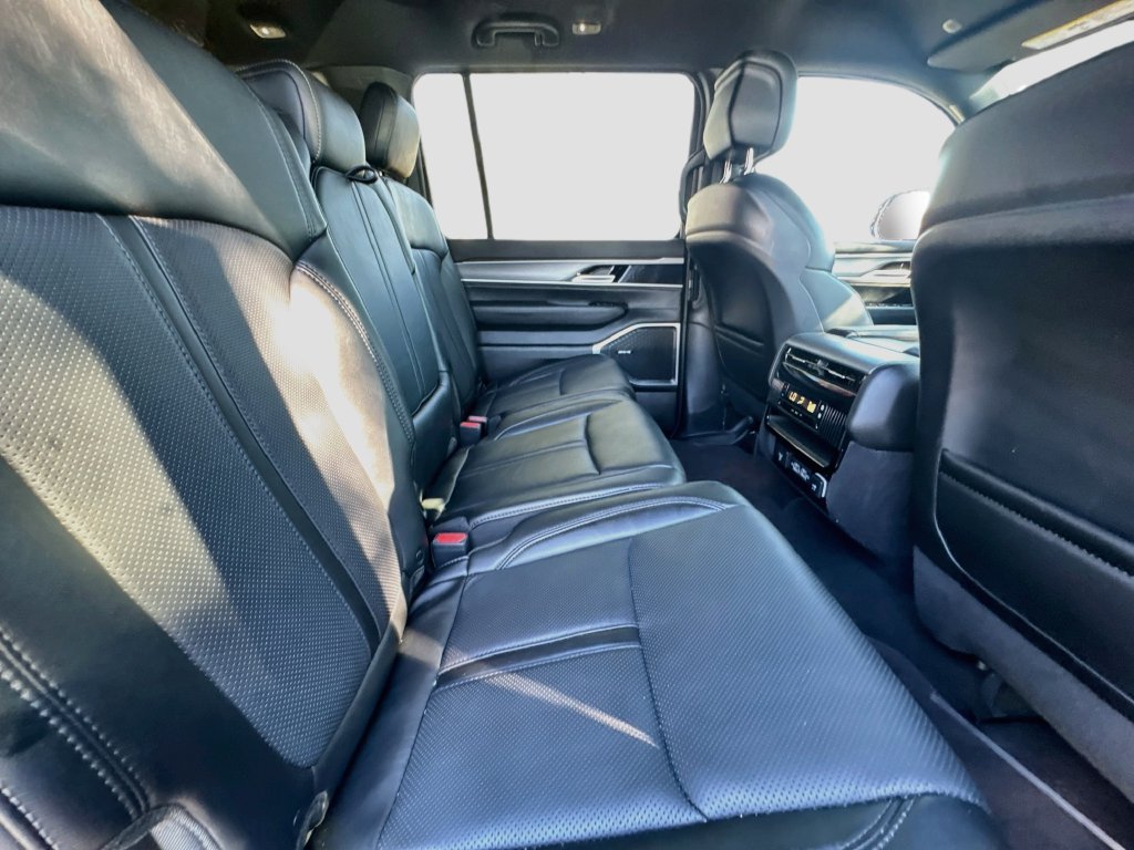Used 2025 Jeep Wagoneer L Series II w/ 8-pass Seating Package AWD/4WD image 29