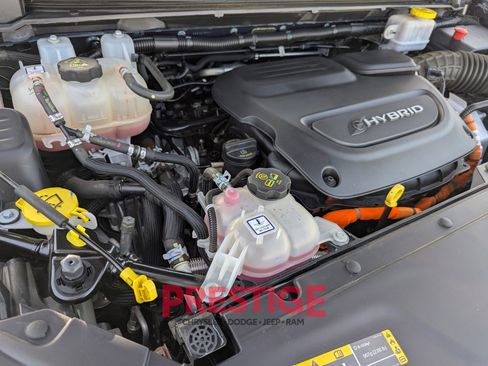 Used 2024 Chrysler Pacifica Limited FWD image 32