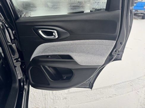 Used 2024 Jeep Compass Latitude image 30