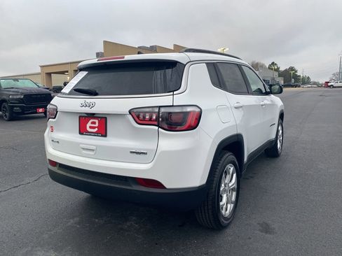 Used 2024 Jeep Compass Latitude image 8