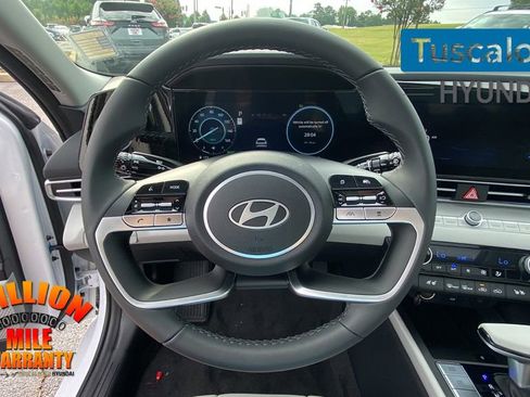 New 2025 Hyundai Elantra Limited image 18